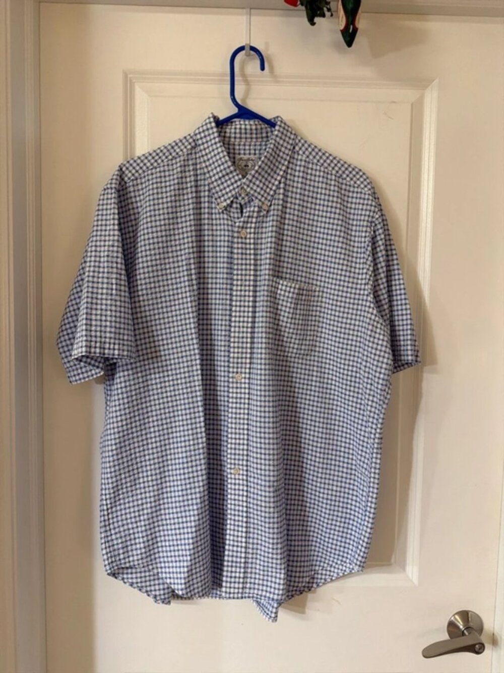 Men’s short sleeve button down shirt, lightweight. Size XL and 100% cotton.